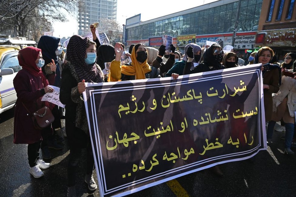 Mujeres protestan por el derecho a la educación en Kabul en diciembre de 2021.