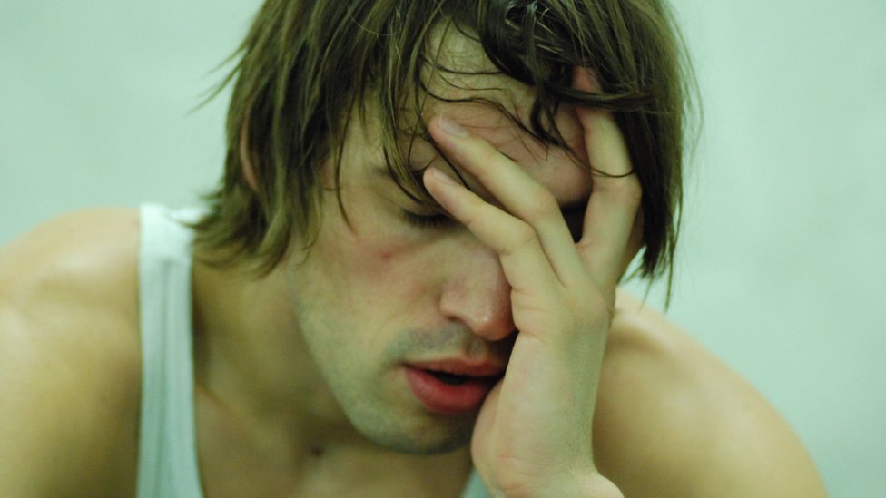 Según una encuesta del gimnasio que promueve el Napercise, el 86% de los padres encuestados aseguran tener problemas para dormir Hombre cansado