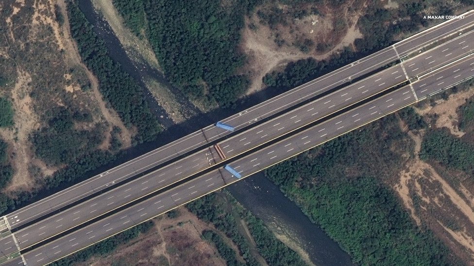 Vista aérea del puente Tienditas bloqueado por camiones cisternas.
