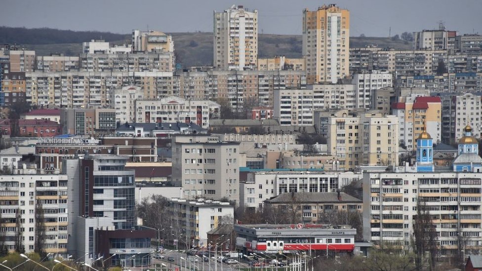 Visão geral de Belgorod mostra vários prédios à luz do dia