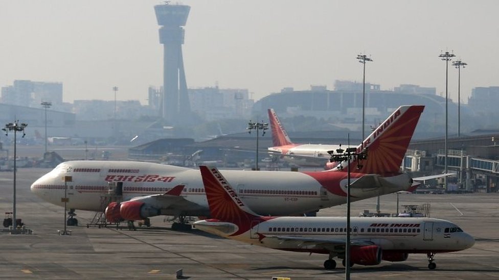 Самолеты авиакомпании Air India припаркованы в международном аэропорту Чатрапати Шиваджи в Мумбаи, Индия,