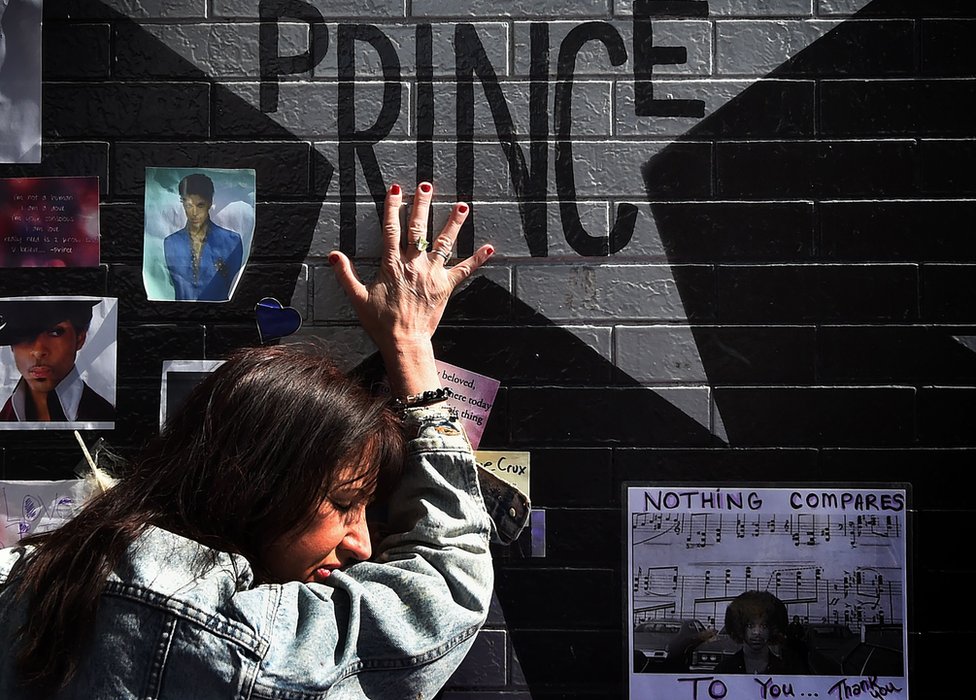 Фан Принца трогает звезду легенды музыки Принца, внезапно скончавшуюся в возрасте 57 лет