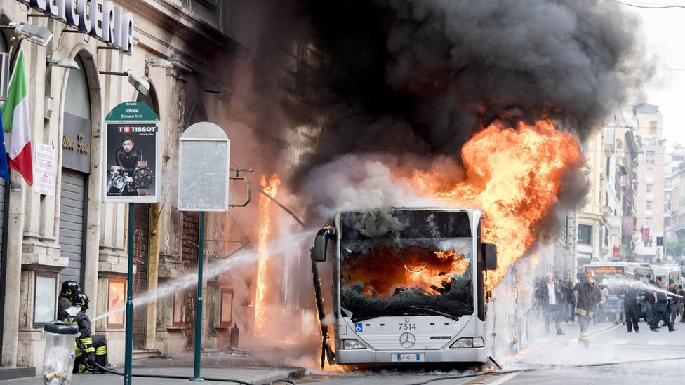Autobus gori u Rimu