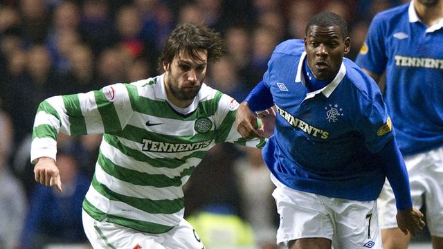 Georgios Samaras and Maurice Edu tussle for possession