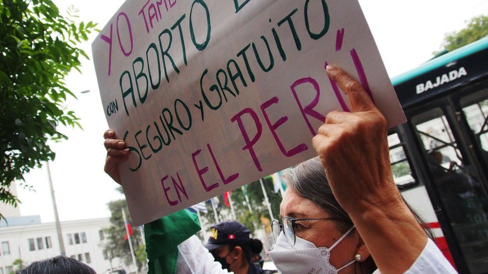 A woman with a banner in favor of abortion in Peru.