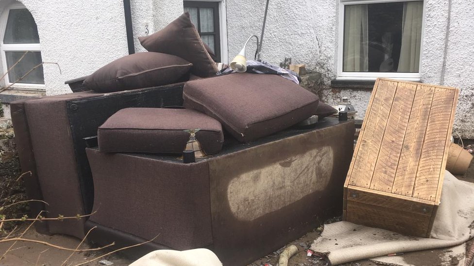 Мебель в Llanfair Talhaiarn, поврежденная наводнением