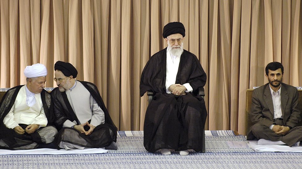 Акбар Хашеми Рафсанджани (слева), Мохаммад Хатами (второй слева) и Махмуд Ахмадинежад (справа) сидят рядом с аятоллой Али Хаменеи на церемонии в Тегеране 8 марта 2015 года