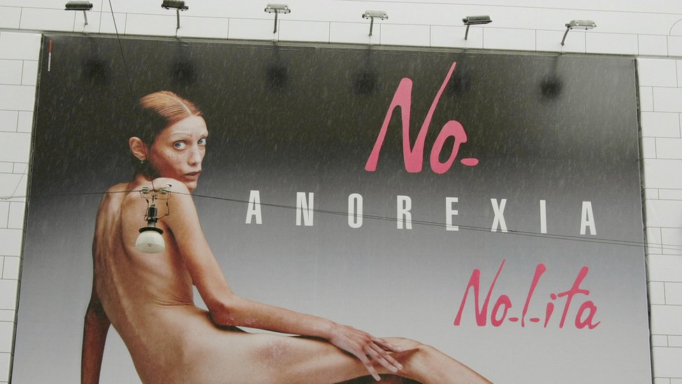 Pese a las campañas que se emprenden para sensibilizar contra la anorexia y otros desórdenes alimenticios, Rachael Farrokh considera que el tema sigue siendo tabú y mal comprendido. Anuncio contra la anorexia