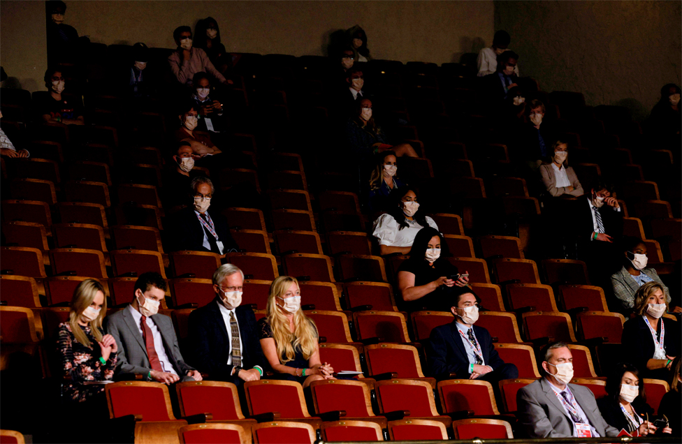 Аудитория наблюдает за дебатами вице-президента