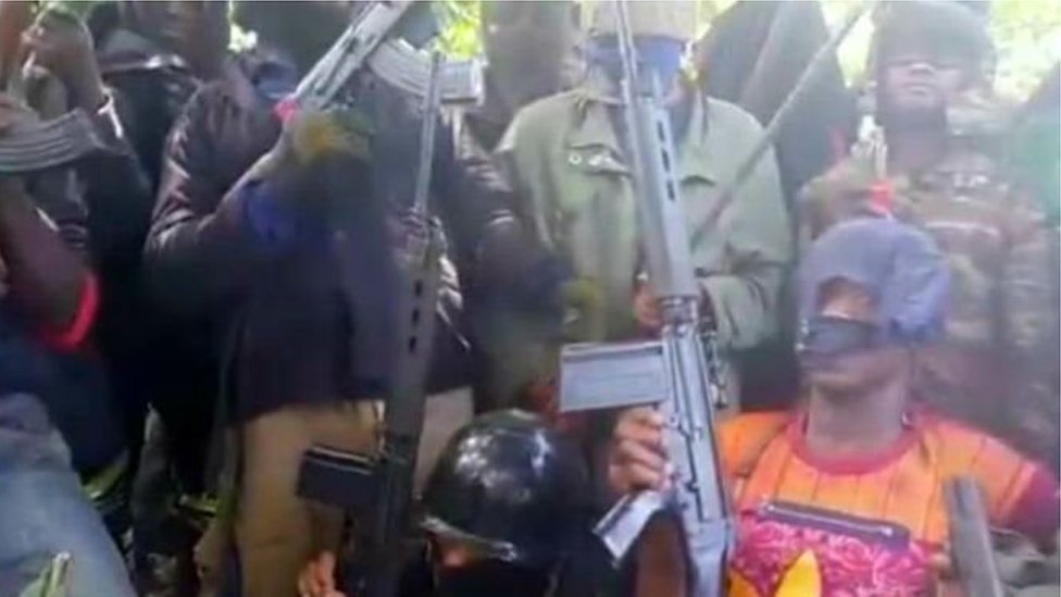 Au Cameroun, des dizaines de combattants déposent les armes - BBC News  Afrique