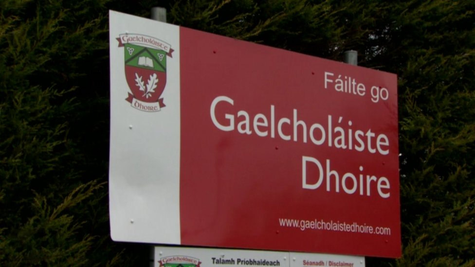 Знак Gaelcholaiste Dhoire