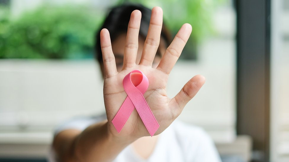 Lazo rosa en apoyo de las enfermas de cáncer de mamas.