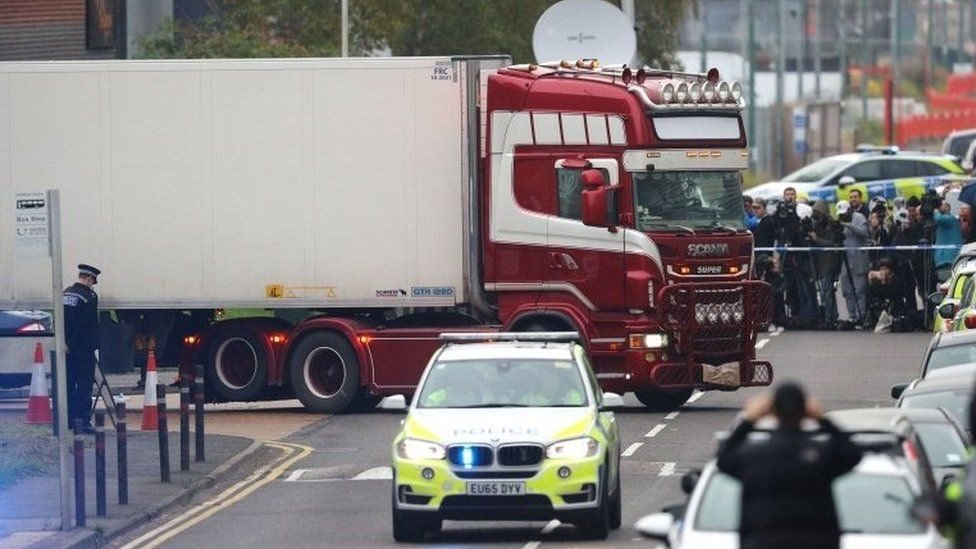 العثور على 39 جثة في شاحنة تبريد في مقاطة إسيكس جنوب شرقي بريطانيا