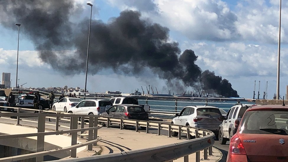 Дым поднимается из порта в Триполи после нападения в Ливии, 18 февраля 2020 г.
