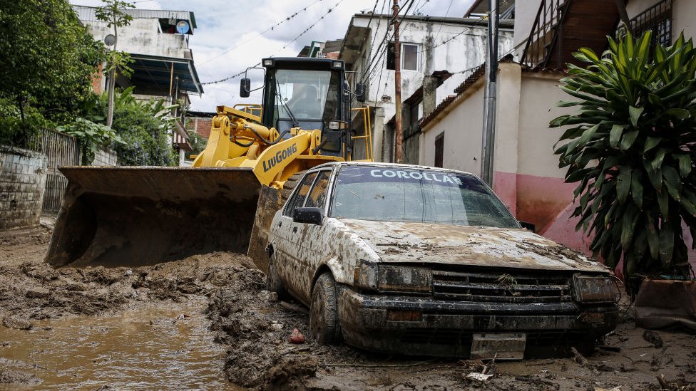 Un automóvil enterrado en el lodo en la parroquia de Macarao en Caracas, Venezuela 25 de junio 2021
