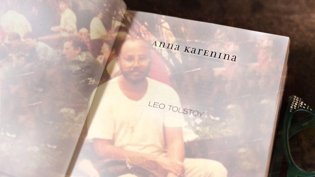 El libro "Anna Karenina" abierto sobre foto de Mohamed Barud y militares somalies.