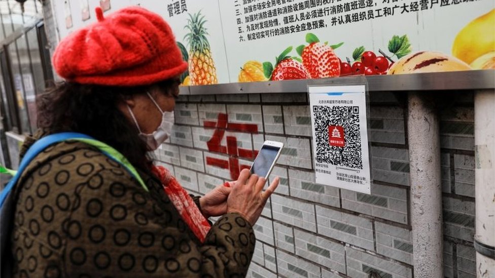 Mujer china con smartphone