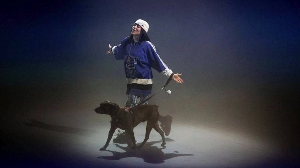Bili se na sceni pridružio njen pas Šark na njenom prvom izvođenju novog albuma u LA-u