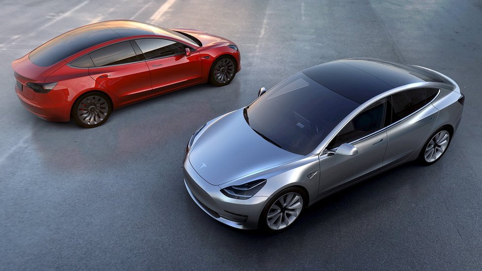 Tesla espera que su "Model 3" se venda masivamente. Dos coches "Model 3" de Tesla