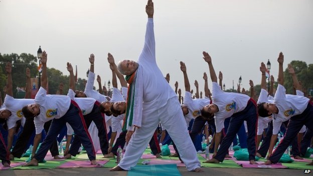 Премьер-министр Индии Нареднра Моди выполняет йогу вместе с тысячами индийцев на Раджпате в Нью-Дели, Индия, в воскресенье, 21 июня 2015 года.