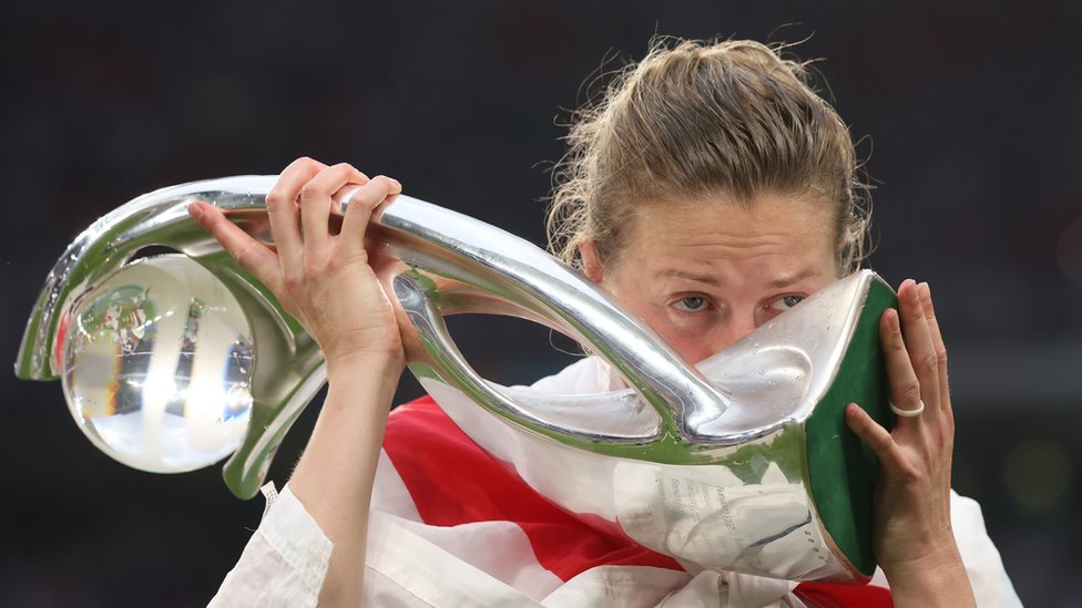 La jugadora de Inglaterra, Ellen White, besa el trofeo de campeonas de la Eurocopa 2022.