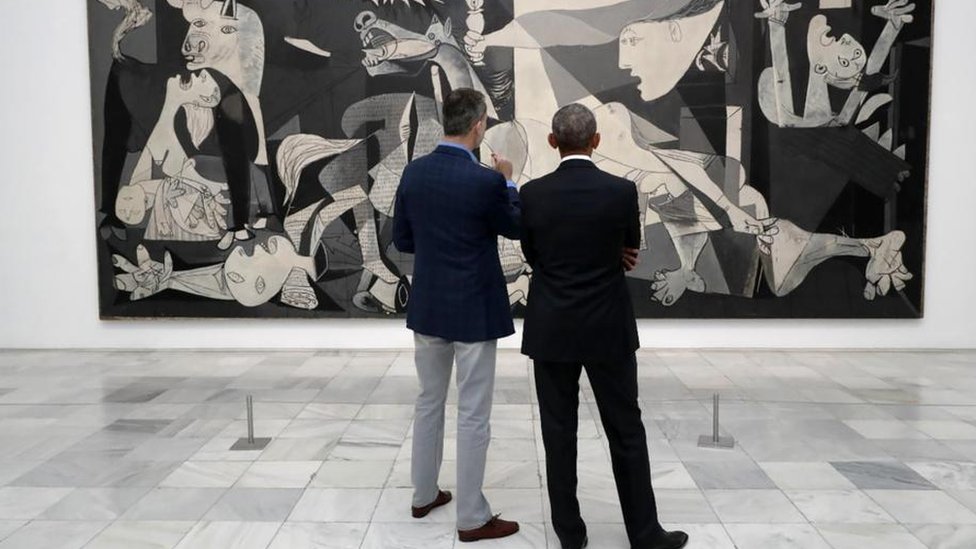 Obama y el rey Felipe miran un cuadro de Picasso