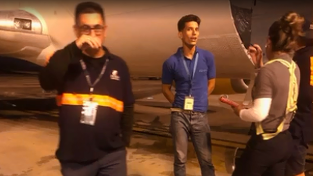 Imágenes de un video del joven cubano interceptado en el aeropuerto internacional de Miami