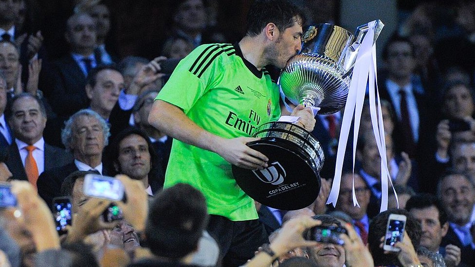 Iker Casillas besa el trofeo de la Copa del Rey