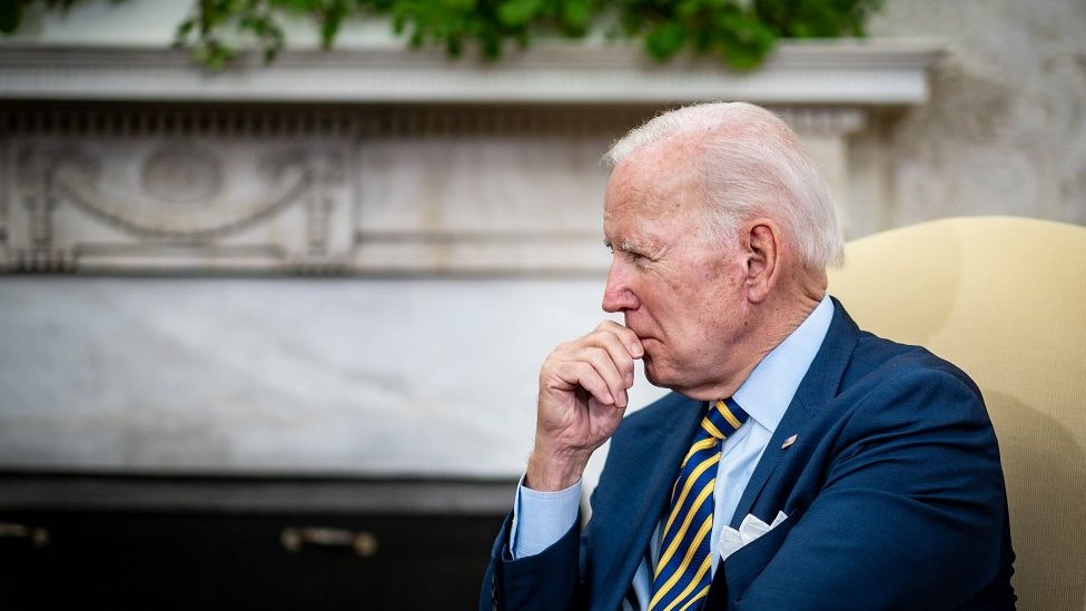 Joe Biden observando