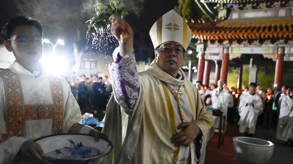 中國天主教北京主教李山（中）在北京北堂主持復活節守夜禮期間向信眾灑聖水（30/3/2024）