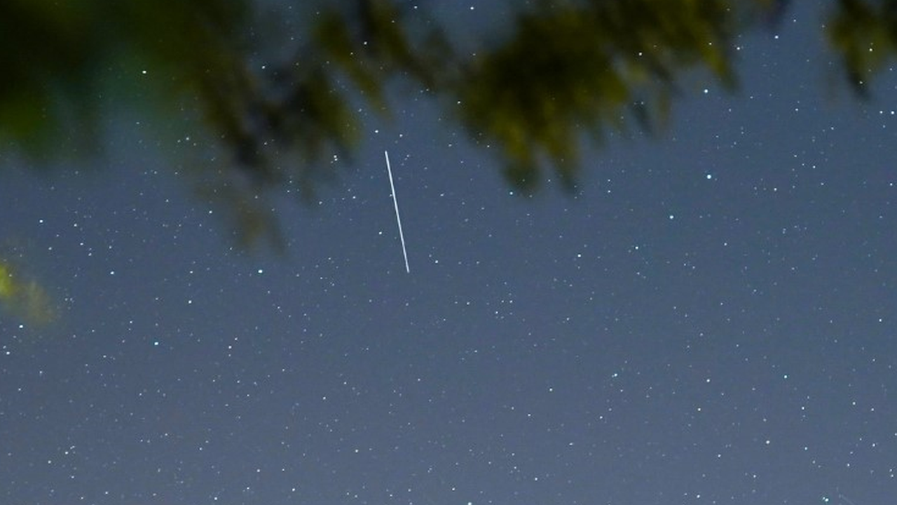 Un satélite Starlink aparece como un rayo de luz en el cielo de la tarde.