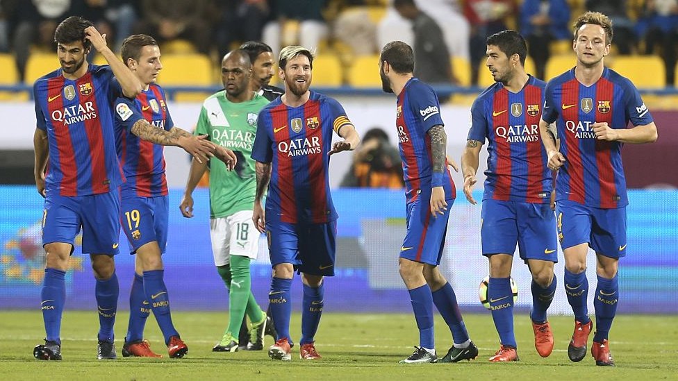 La aerolínea Qatar Airways es patrocinante del club de fútbol español F.C. Barcelona. Jugadores del F.C. Barcelona con la camiseta de Qatar Airways.