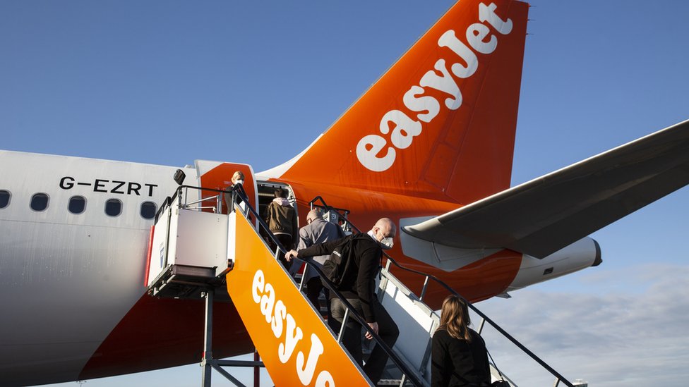 EasyJet to take out seats so it can fly with fewer crew - BBC News