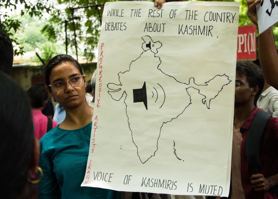 Люди присутствуют на акции протеста солидарности с Кашмиром по поводу отмены статьи 370 и принудительного отключения всех средств связи в долине в Дели, Индия, 7 августа 2019 года.