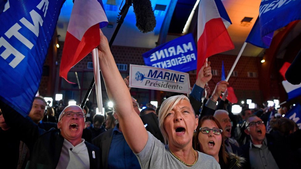 Apoiadores de Le Pen comemoram resultado do primeiro turno das eleições passadas