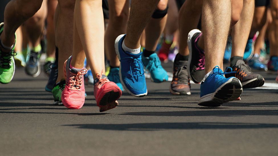 Imagen de los pies de corredores en una maratón.