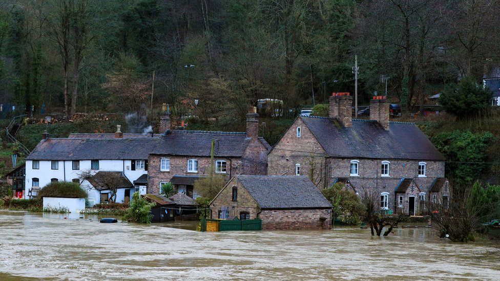 Наводнение в Айронбридже, Шропшир, поскольку жителям прибрежных домов в этом районе было приказано покинуть свои дома и предприятия сразу же после того, как временные наводнения затопили водой.