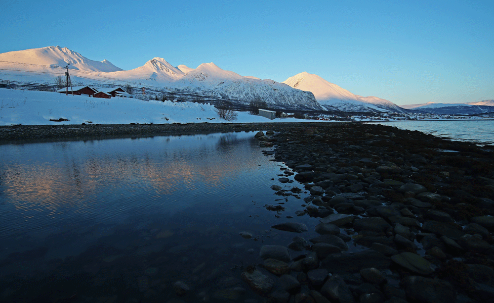 Los sami creen que la naturaleza es sagrada y veneran la tierra, el cielo, el mar, las montañas, las rocas y los árboles. Finnmark, Noruega