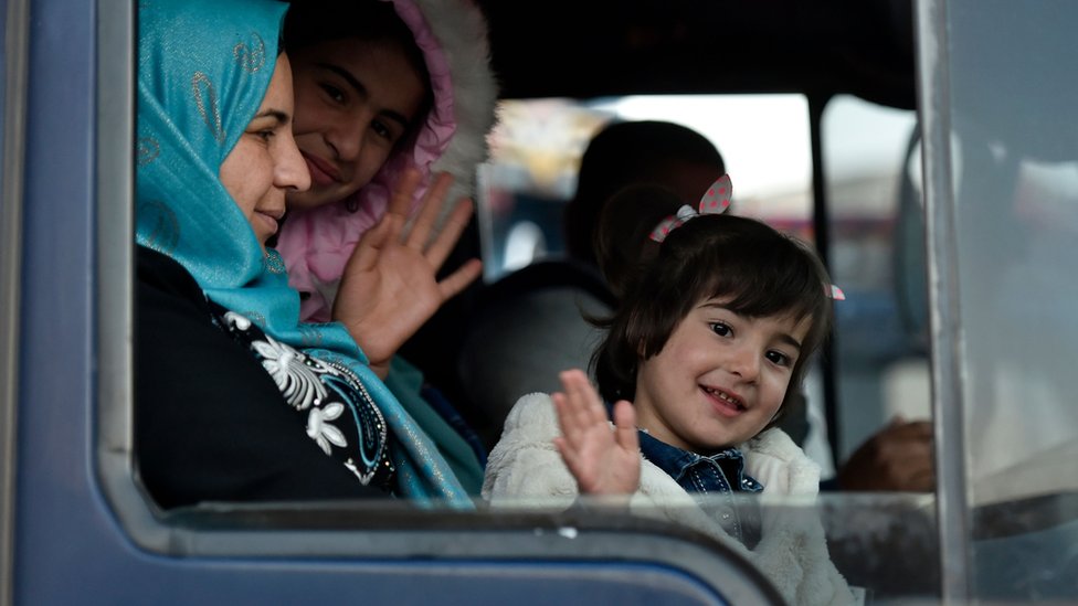 عائلة سورية تغادر لبنان