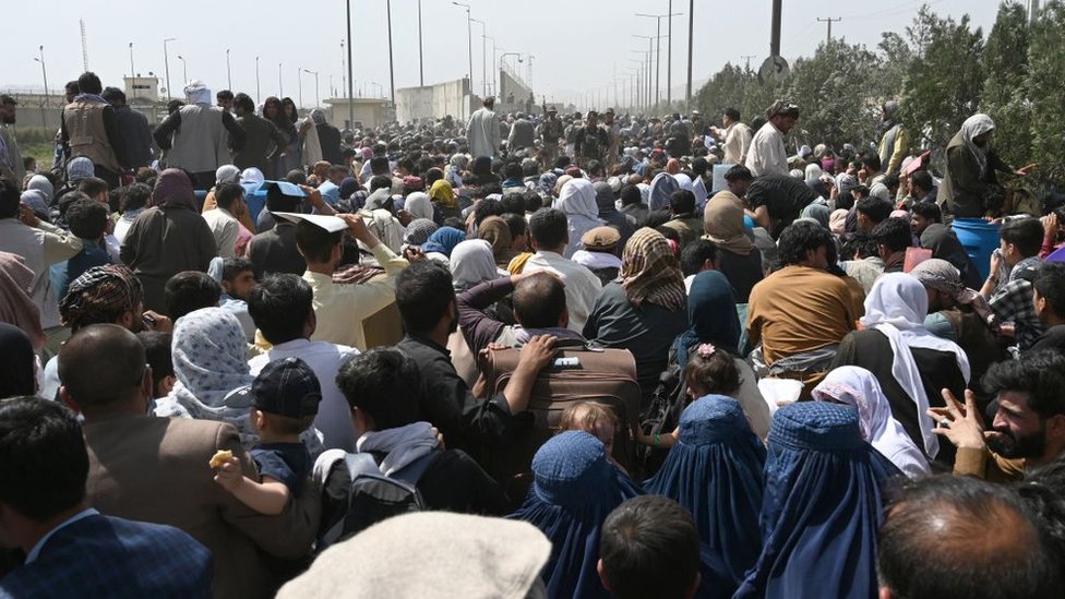 Multitudes esperan poder salid de Kabul