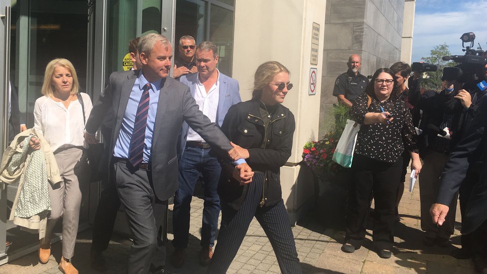 Dennis Oland saliendo de la corte junto a su familia, este 19 de julio.