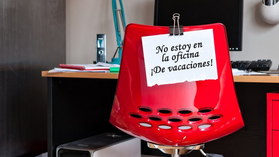 Mensaje de fuera de oficina escrito en una silla.