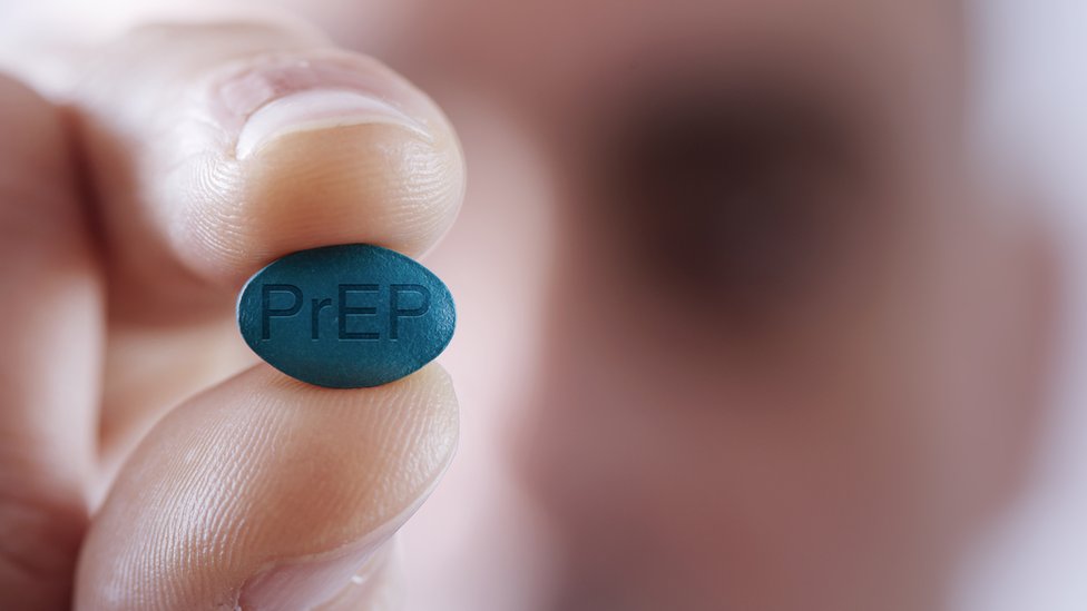 Una persona sosteniendo la pastilla PrEP contra el VIH.