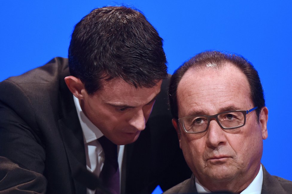 Премьер-министр Франции Мануэль Вальс (слева) разговаривает с президентом Франции Франсуа Олландом перед тем, как выступить с речью во время встречи мэров Франции в Париже, 18 ноября