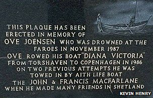 Мемориальная доска на Фарерских островах в честь Уве Йенсена