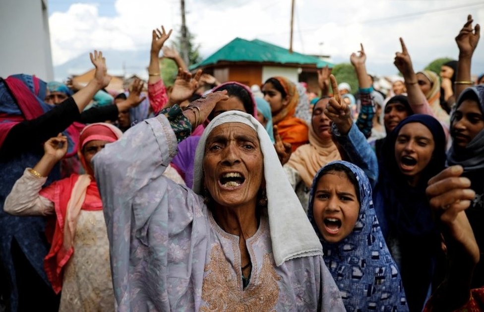 Кашмирские женщины выкрикивают лозунги во время акции протеста после отмены особого конституционного статуса Кашмира правительством Индии в Сринагаре, 11 августа 2019 г.