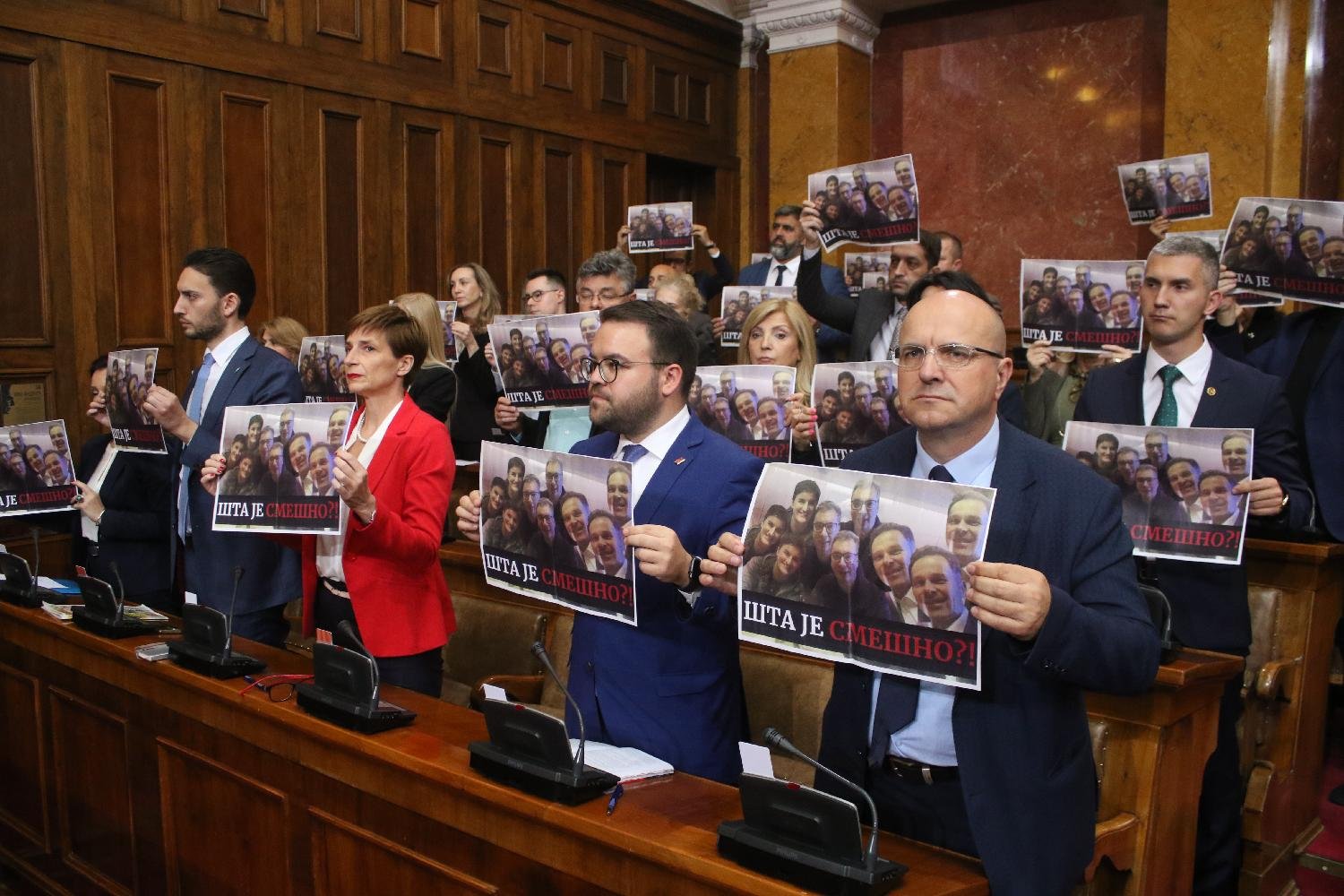 Opozicioni poslanici na sednici skupštine Srbije 18. maj 2023.