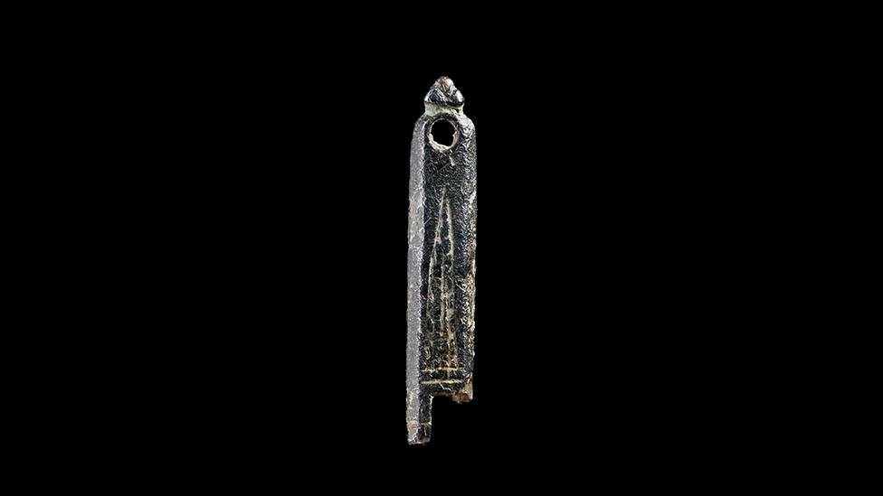 Пост-средневековый фрагмент серебряной кожи, найденный в Лланбедре Диффрин Клуид, Денбишир