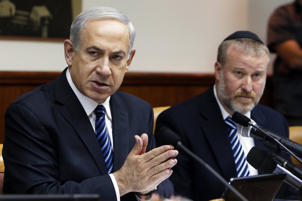 Фотография из архива с изображением премьер-министра Израиля Биньямина Нетаньяху и генерального прокурора Авихая Мандельблита на заседании кабинета министров (19 мая 2013 г.)