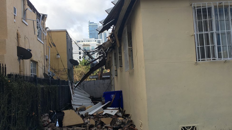 El techo cayó sobre otra casa y causó destrozos en esa propiedad. El techo cayó sobre otra casa y causó destrozos en esa propiedad.